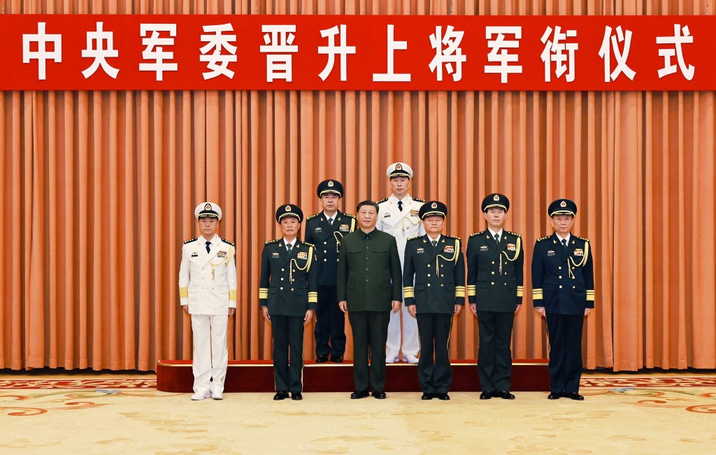 南部戰區政委王文全（後排左）、海軍司令員胡中明（後排右）晉陞為上將。