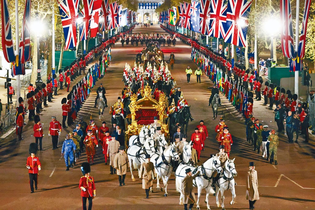 英国日前彩排查理斯三世与卡米拉在加冕礼后，乘坐黄金马车返回白金汉宫。