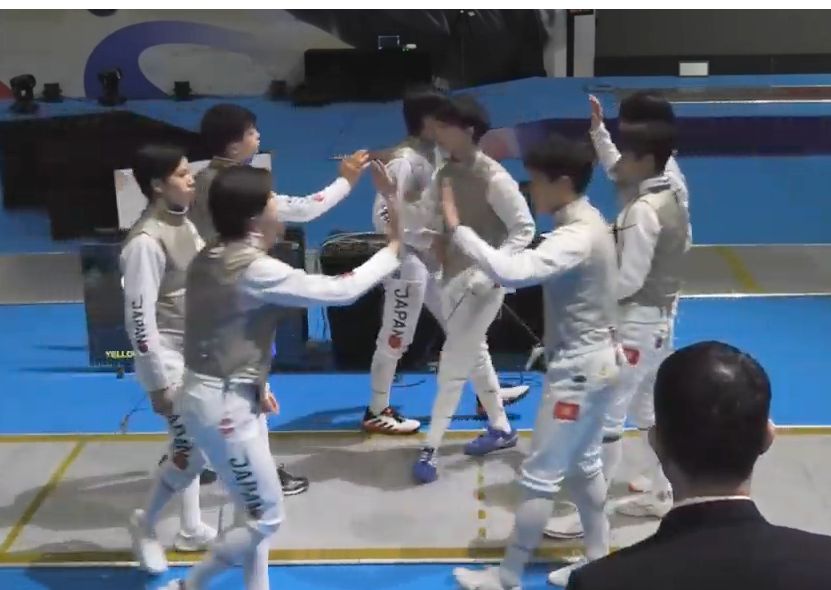 争卫冕的香港男子花剑少年队（右）四强斗赢强顽的日本队（左）。直播截图
