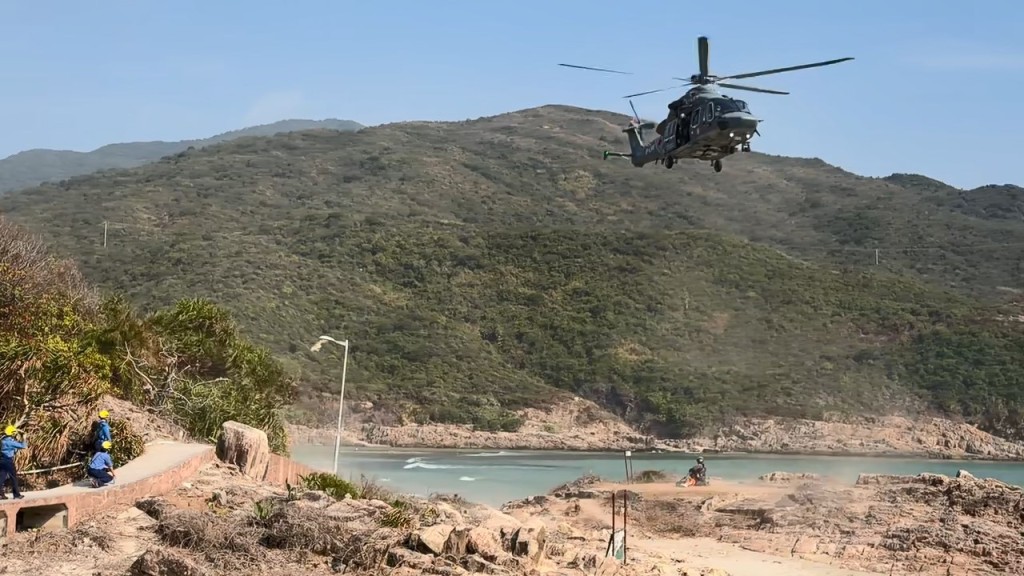 飛行服務隊派出直升機將女事主吊起，並送到灣仔直升機停機坪。小紅書「麦子知光（放飞版）」片段截圖