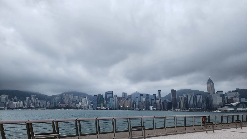 本港地區今日大致多雲，短暫時間有陽光，亦有一兩陣驟雨。黎志偉攝