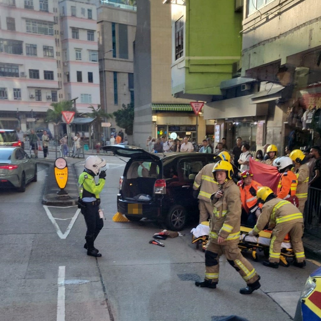 大批消防接报赶至救援。车cam L（香港群组）FB