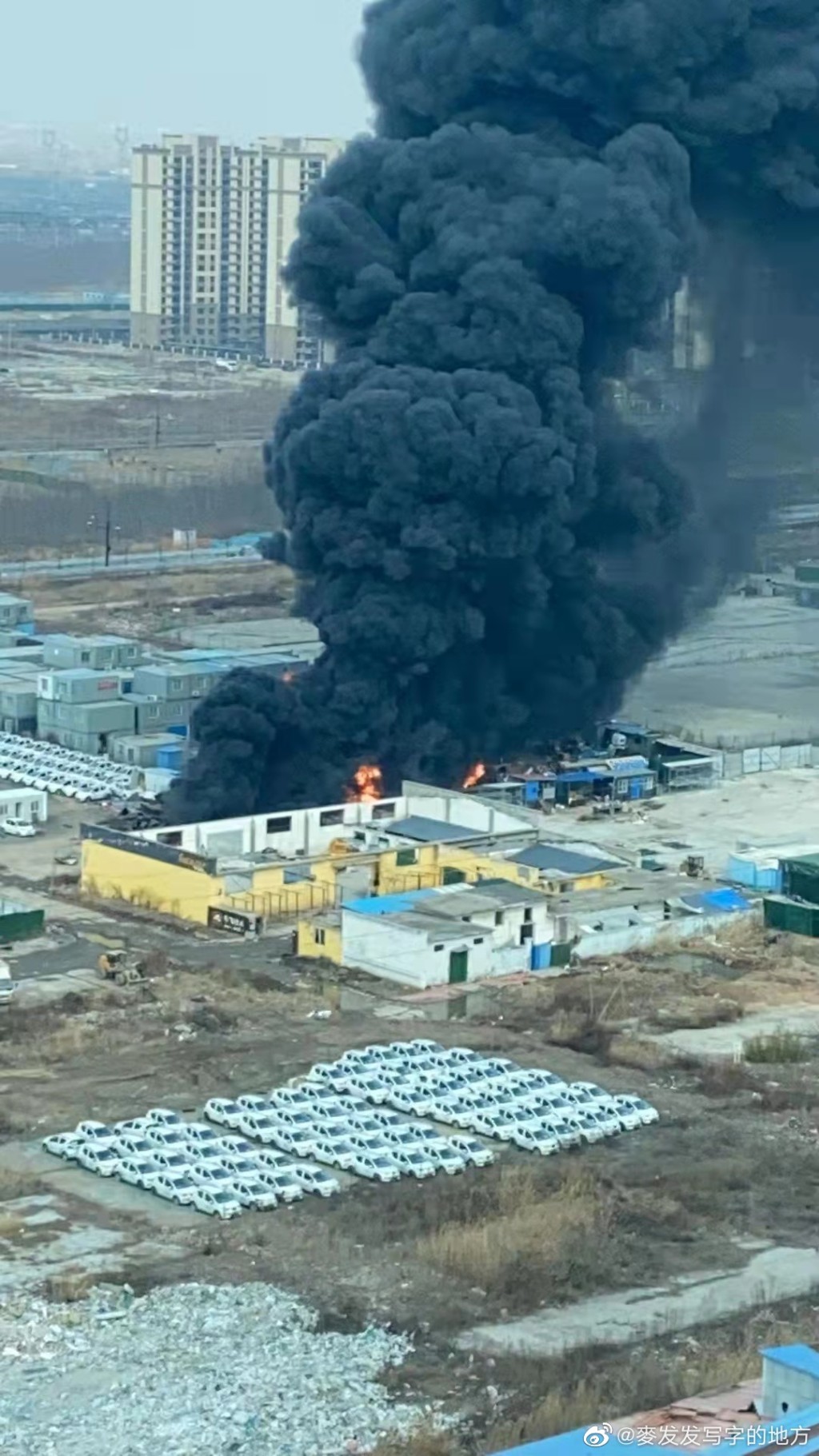 濟南油罐車爆炸火焰衝天現場冒出大量黑煙。