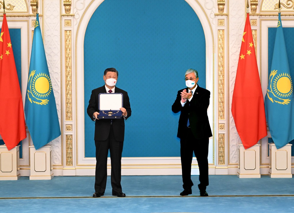 習近平接受哈薩克斯坦總統托卡耶夫授予「金鷹」勳章。新華社