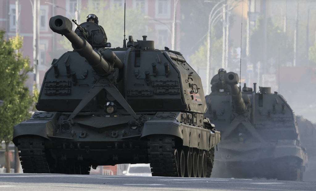 這是俄烏戰事爆發四年多以來，俄方首次在重要閱兵中缺席地面重型裝備，外界分析這反映出俄方正面臨資源緊張或對本土防衛的極度戒備。路透社