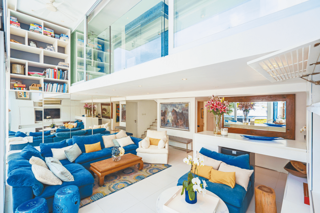 客厅以白色为主色，配搭海军风色调的沙发，洋溢夏日气息。