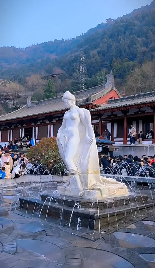 放置西安華清池35年的貴妃雕像，突被質疑裸露上身敗壞社會風氣。小紅書