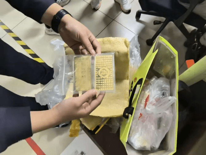 居民將2塊黃金藏在煎餅裡試圖避開警方檢查。極目新聞 居民將2塊黃金藏在煎餅裡試圖避開警方檢查。極目新聞