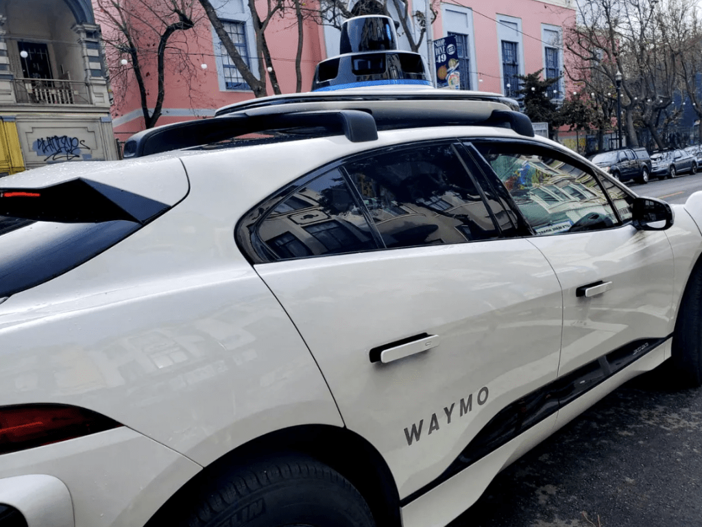 Waymo無人駕駛車配備29個攝影鏡頭和感應器。路透社