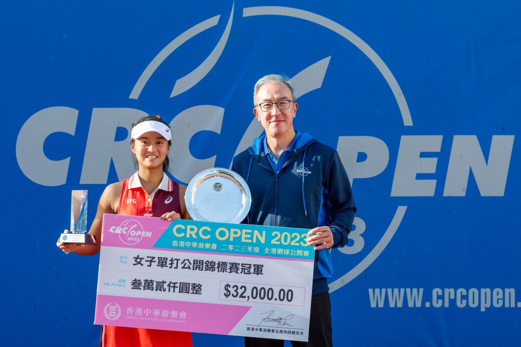 中國香港網球總會會長莫君逸（右）向女單冠軍王康怡（左）頒獎。 公關圖片