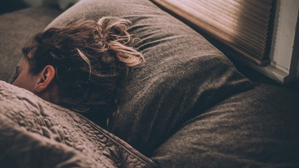 未吹乾頭髮入睡可致嚴重後果。 unsplash