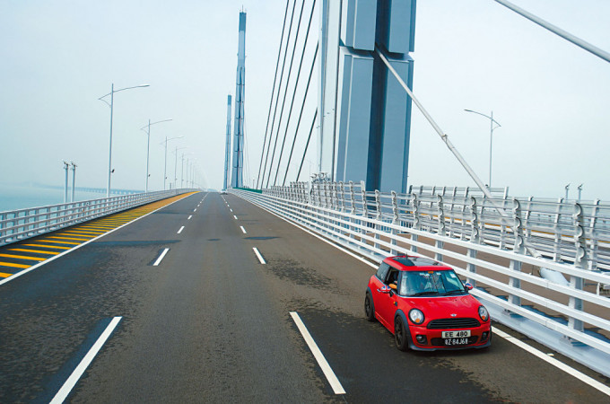粤、港政府将参考「港车北上」在大桥的实施经验，积极研究延伸至一个深港陆路口岸，让香港私家车可以穿梭粤东粤西。资料图片