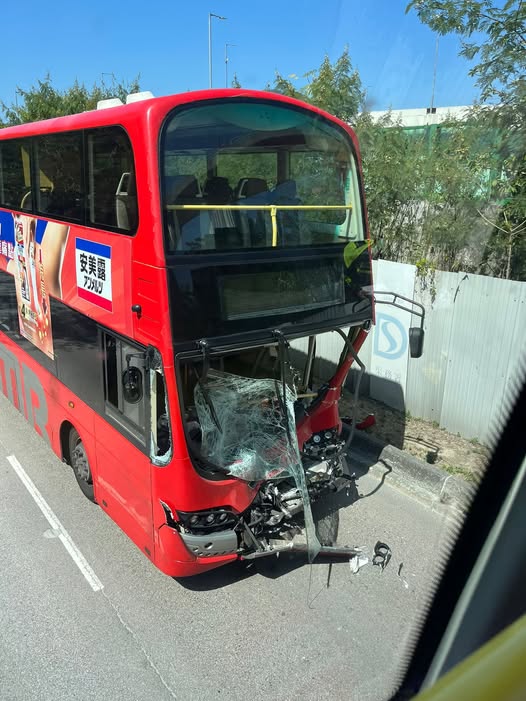 九巴車頭擋風玻璃爆裂,車內一名女乘客輕傷。fb 馬路的事討論區 九巴車頭擋風玻璃爆裂,車內一名女乘客輕傷。fb 馬路的事討論區