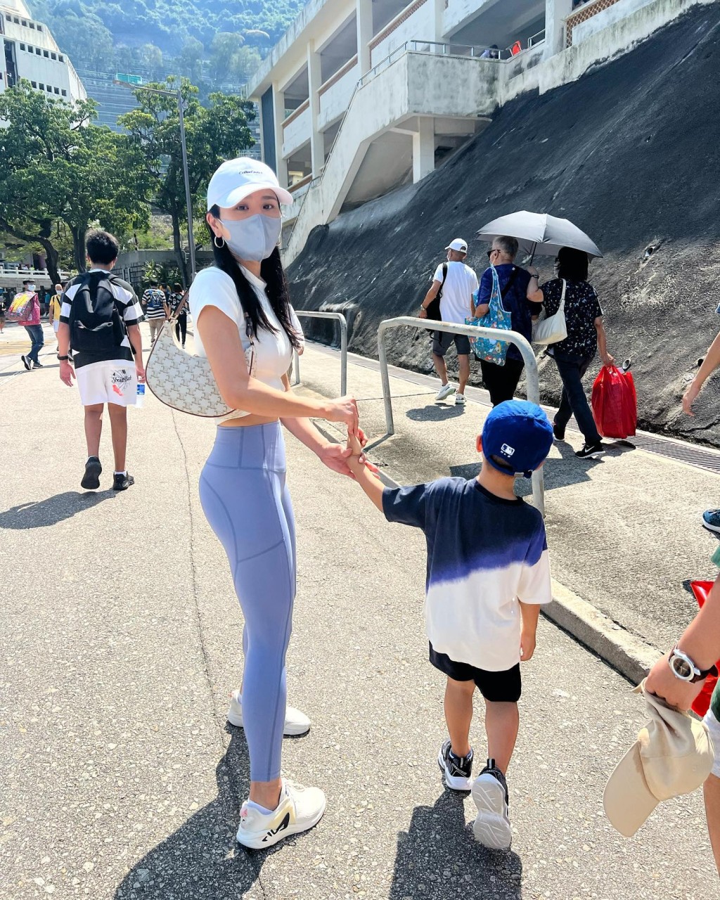 Coffee林芊妤於前日重陽節（10月4日）帶同兒子「伯伯」上山祭祖。（圖片來源：Instagram@coffee89921、Facebook@Coffee林芊妤）