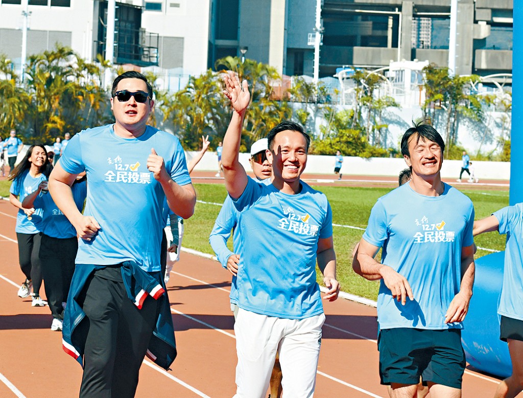 左起：李振豪、姚錦成現身青衣運動場支持活動。