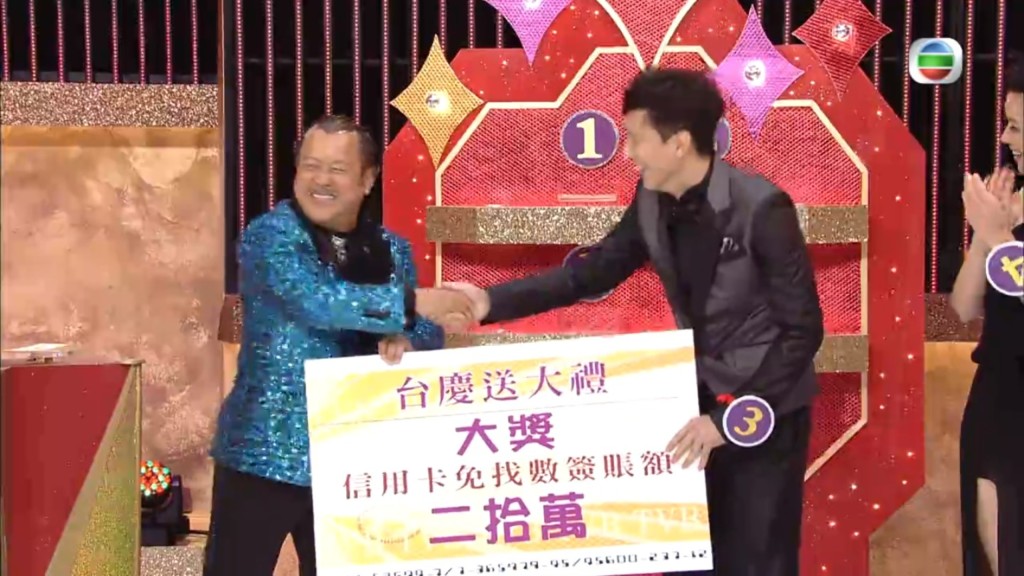 鄧健泓2011年台慶抽中獎金獎品總值一百萬元，當中包括儲蓄戶口總值20萬元。 ​  ​