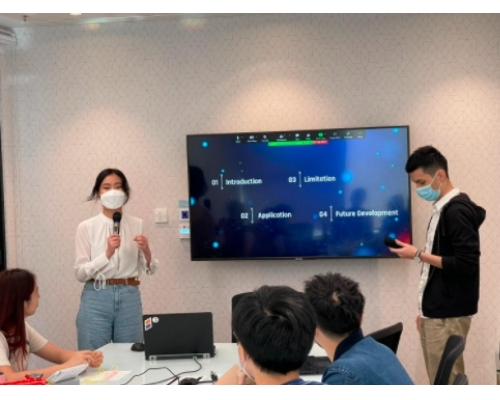 香港理工大學企業工程兼管理（榮譽）理學士四年級學生張子雅（左）。 政府圖片