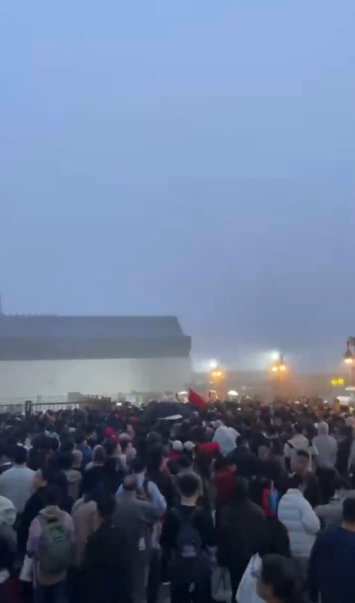 浙江舟山普陀山景区日前大雾轮船停航，码头外滞留大量旅客，险酿人踩人。