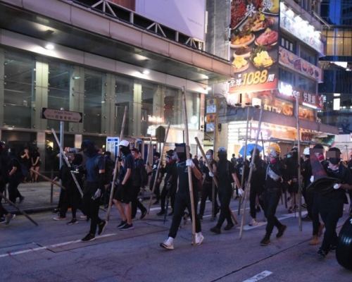 去年10月多區爆發反《禁蒙面法》示威。 資料圖片