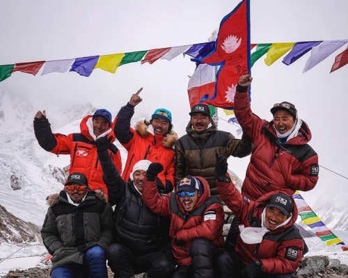 尼泊爾一支由10人組成的攀山隊上周六成功登上世界第二高峰喬戈里峰。Nirmal Purja FB