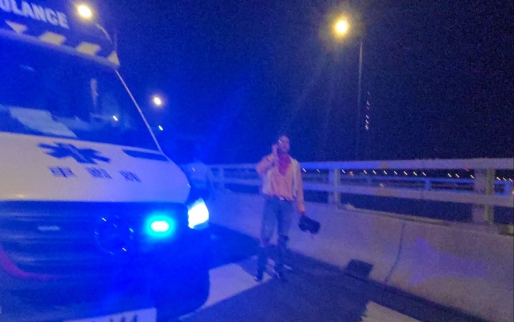 男司機與女乘客及時棄車逃生,兩人均沒有受傷。黎志偉攝 男司機與女乘客及時棄車逃生,兩人均沒有受傷。黎志偉攝