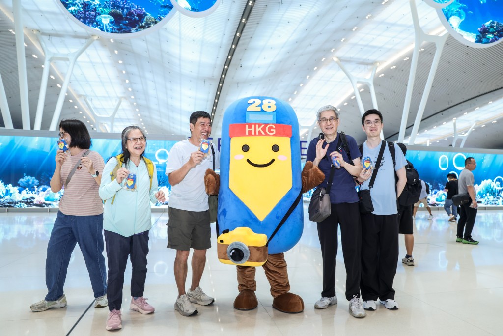 市民與吉祥物合照。
