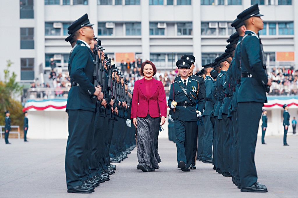 全國人大常委、民建聯立法會議員李慧琼昨日擔任警察結業會操檢閱官。