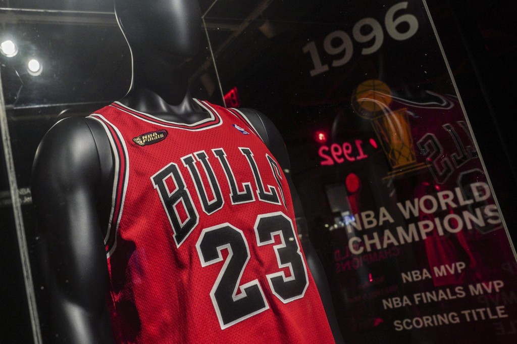 「籃球之神」米高佐敦拍賣的球衣，以1010萬美元（7912萬港元）成交。AP
