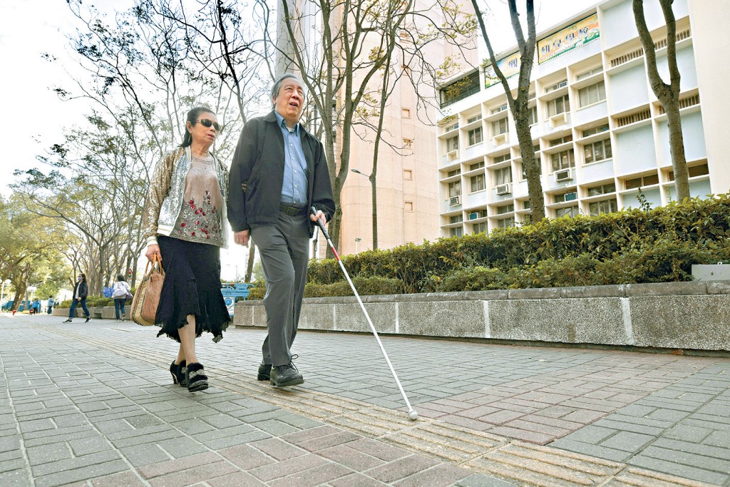 袁先生夫婦都是全失明人士，袁太患癌兩度動刀，由袁先生負責照顧。