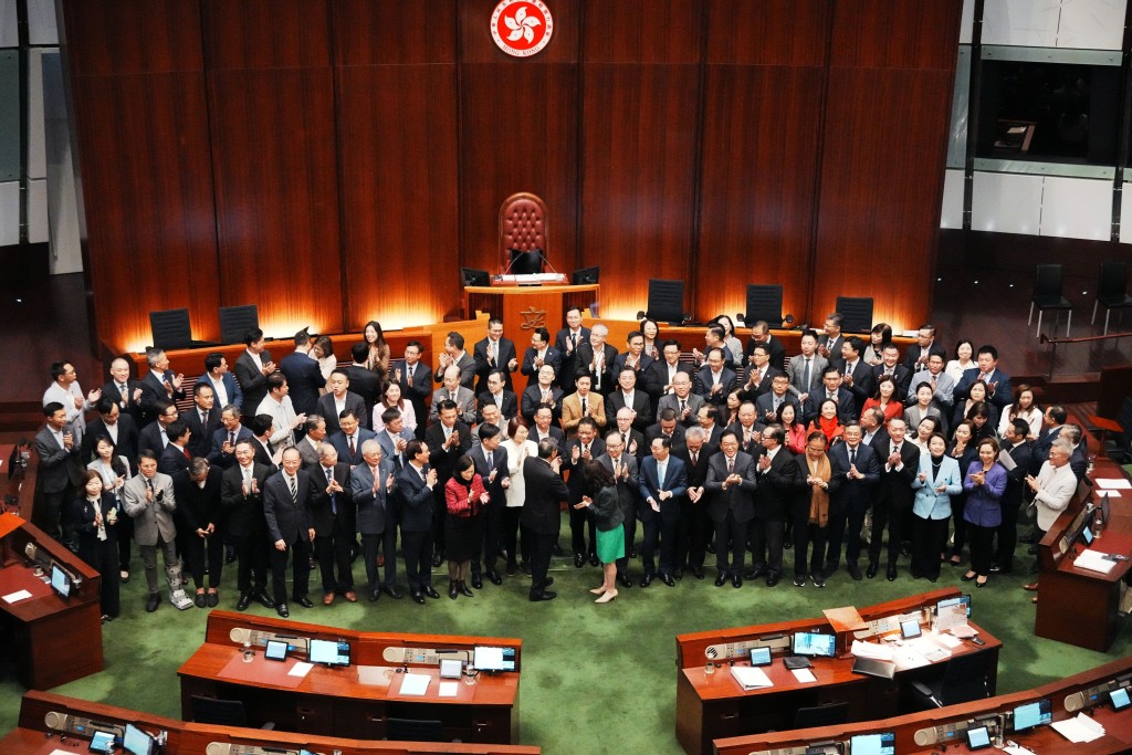 文章認為，社會各界對第七屆立法會工作及相關議員表現的高度認可。