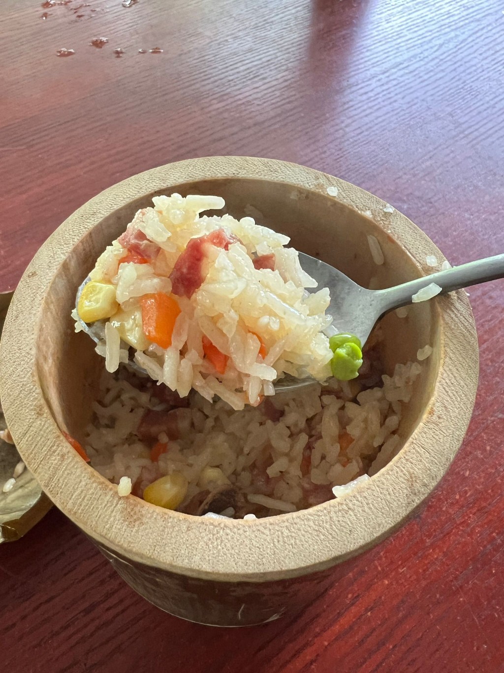 品嘗新鮮出爐竹筒飯， 齊齊「豐衣竹食」。（圖片來源：《親子王》）