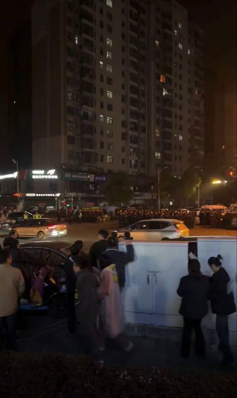 警方出動大量警力應對。 警方出動大量警力應對。