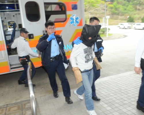 被捕男子被押至醫院檢驗。歐陽偉光攝