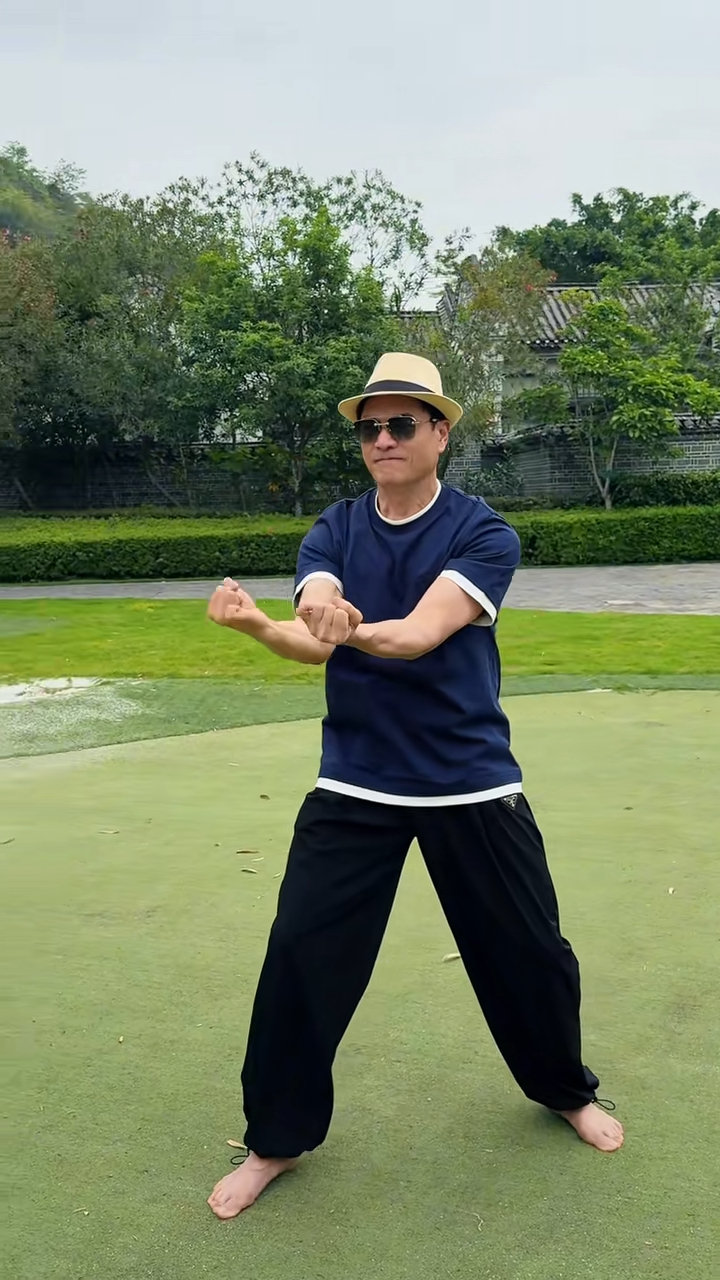 呂良偉說罷便在草地上耍拳。 呂良偉說罷便在草地上耍拳。