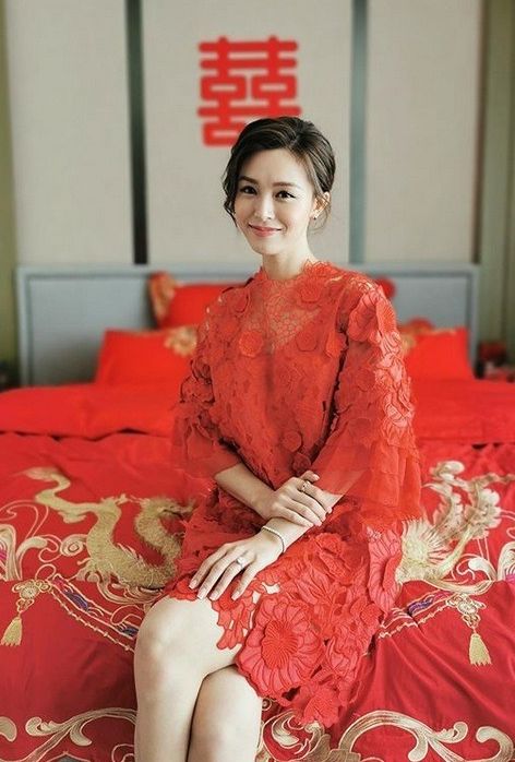 JM與拍拖5年的男友結婚。