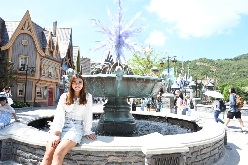 在园区入口的「友谊喷泉」是阿德尔小镇的地标之一，可看到爱莎创作的雪花形状艺术品，入夜后喷泉更会随着音乐，变化出不同的灯光效果。