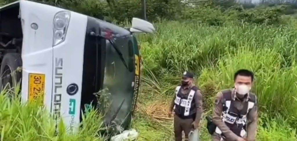 载有27名中国游客旅游巴士，在前往芭提雅的途中发生翻侧意外。  微博视频截图
