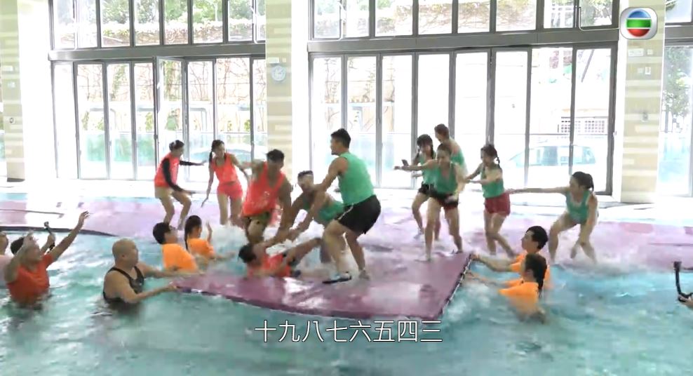 大家出盡法寶阻止另一組成員入鏡，遭Bob笑指是「暴力學堂」。