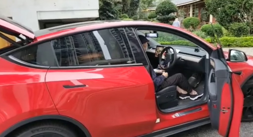 影片未有标示拍摄时间及具体地点，该部车估计为Tesla电动版「法拉利」。