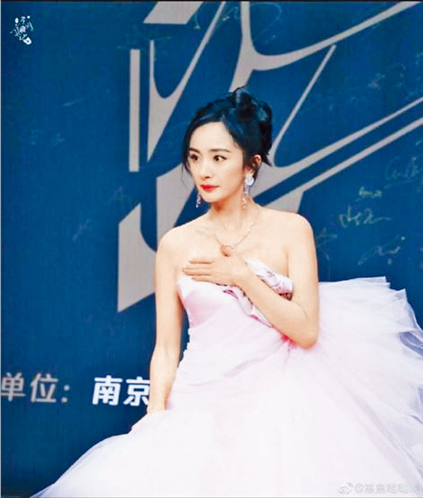 禮服胸前發生下滑危機，楊冪要不時手按胸前防滑落。