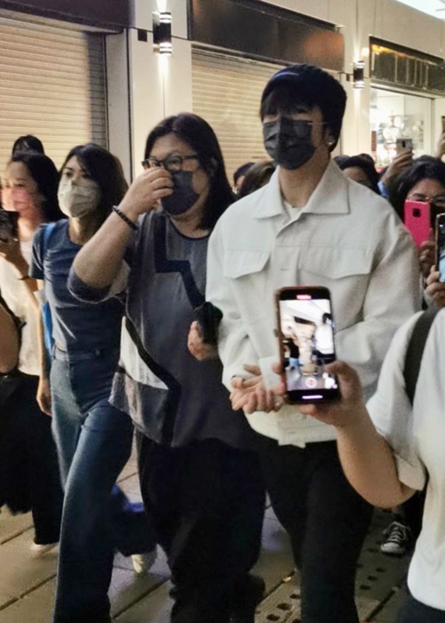 Anson Lo和花姐沿途都被包圍。