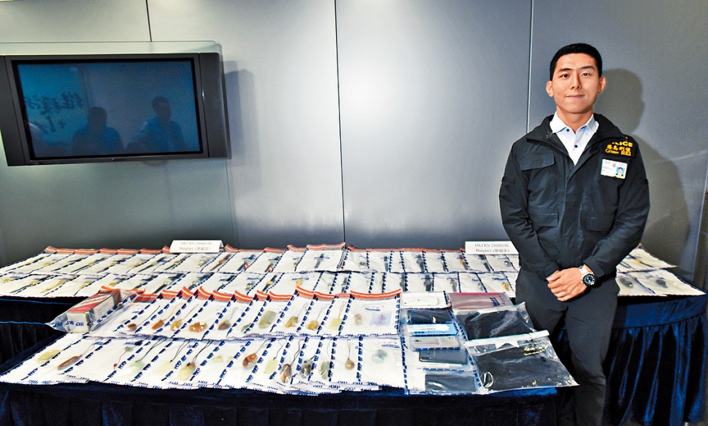 港島總區重案組第一隊署理總督察尤家齊講述案情及展示起回失物。