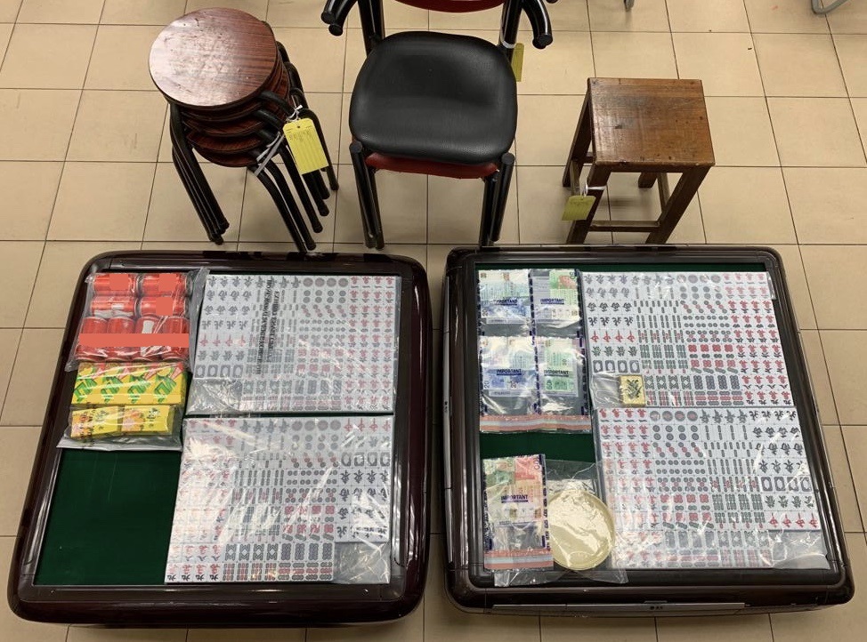 警方檢獲的賭具和賭款。 警方提供