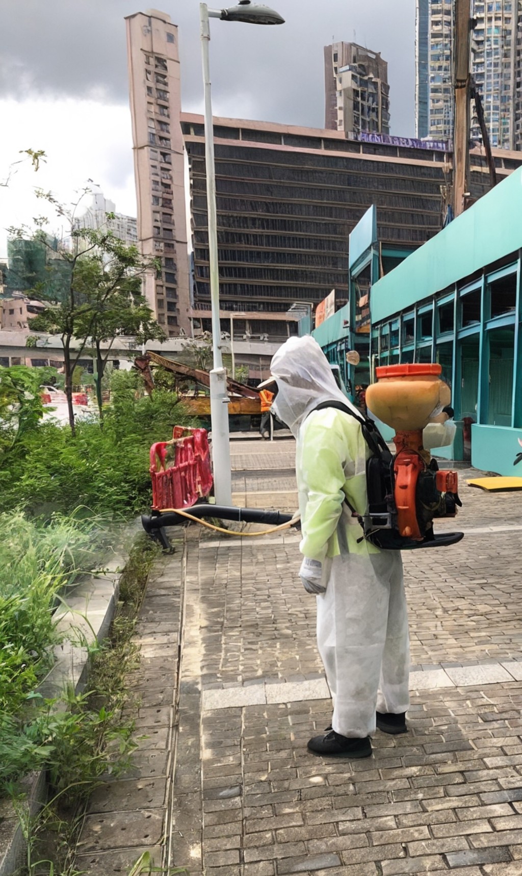 食環署承辦商人員在九龍城區啟德北以霧化處理方式殺滅成蚊。 食環署承辦商人員在九龍城區啟德北以霧化處理方式殺滅成蚊。