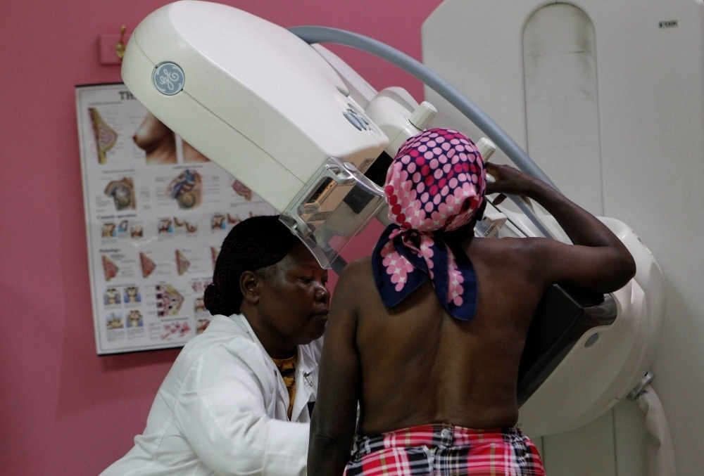 內羅畢一家醫院的放射技師正為患者做乳房 X光檢查。路透社