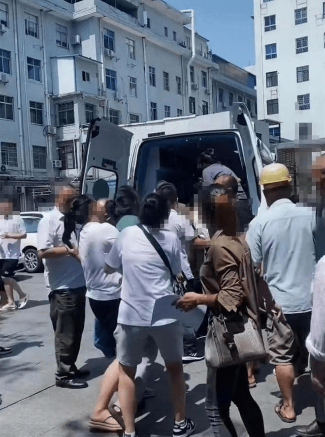 岳陽市一家醫院住院部大樓前，有多人在痛哭，工作人員說一名男子出意外被鳥槍擊中身亡。
