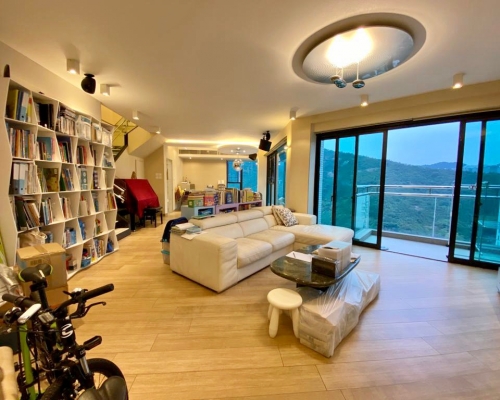 廳區設一列落地大窗及外連露台，飽覽翠綠山巒。