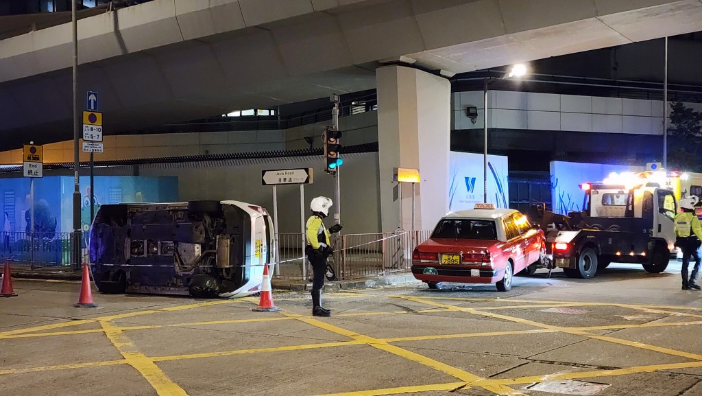 北角發生交通意外,涉及一輛的士及私家車。 北角發生交通意外,涉及一輛的士及私家車。