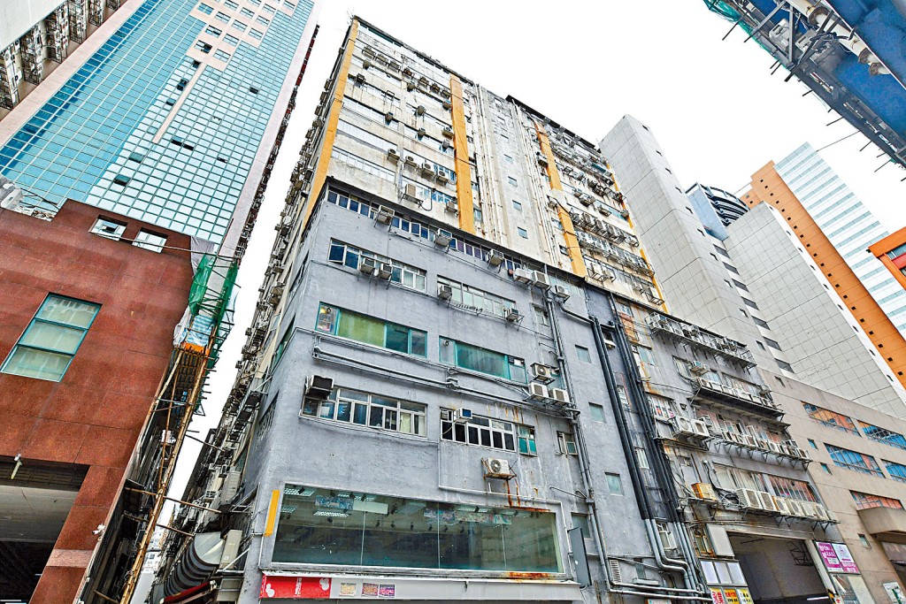 伯恩光學楊氏家族併購的觀塘年運工業大廈獲土地審裁處批出強拍令,底價為11.28億。