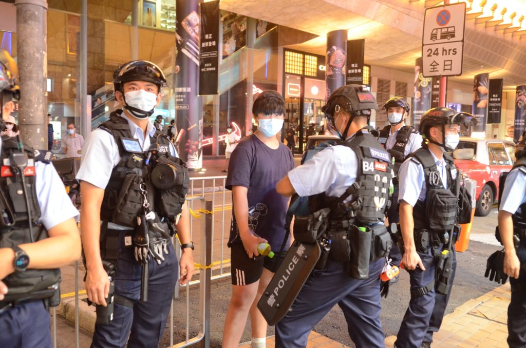 在街截查市民。